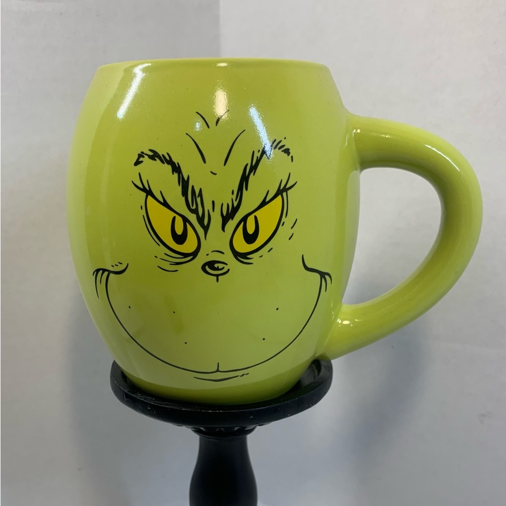 Dr. Seuss “The Grinch” Christmas Themed Ceramic Coffee Mug.                 3218